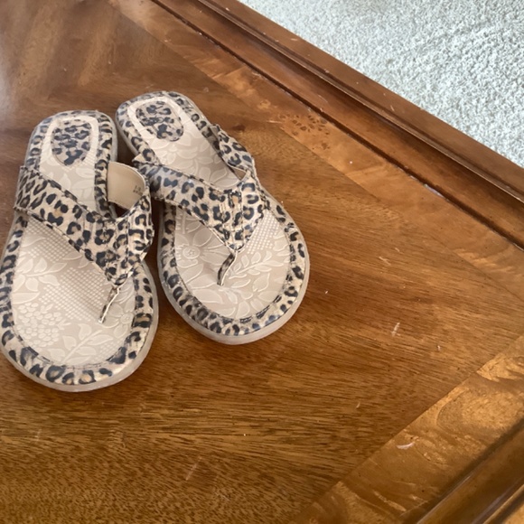 BareTraps Leopard Print  Womens  Sandals NWT Size 8.5 - Picture 2 of 9